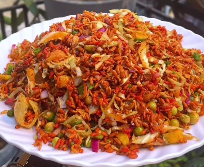 Chewala, pollo crujiente con especias y verduras frescas de Bar Katmandu