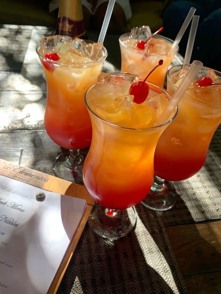 Cócteles tropicales con guinda de la barra de Bar Katmandu