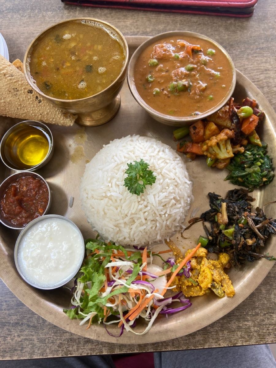 Plato principal nepalí con arroz, dal y curry
