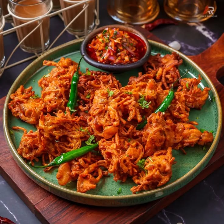 Onion pakauda con salsas caseras en Bar Katmandu